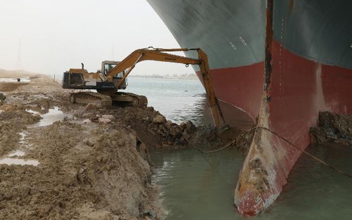 Süveyş Kanalı’nda karaya oturan geminin etrafını kazan operatörden mesai isyanı