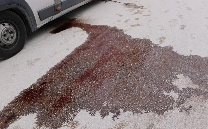 Afyonkarahisar'da yola kan sızdıran kamyonet, polisi harekete geçirdi