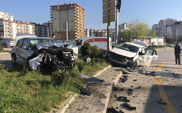 Ankara'da feci kazada otomobiller kafa kafaya çarpıştı! 3'ü çocuk 7 yaralı