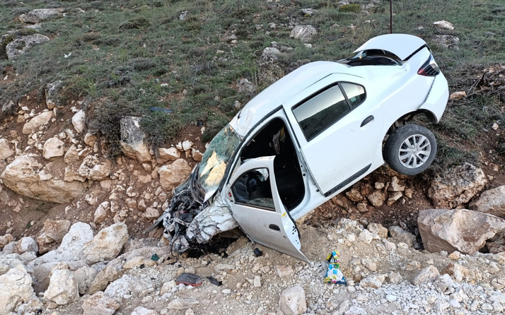 Sivas'ta feci kaza! Otomobiller çarpıştı şarampole uçtu: Yaralılar var
