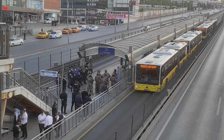 İstanbul Beylikdüzü'nde metrobüsteki yolcuları rehin alan şahıs kendine araç içine kapattı