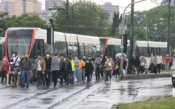 Tramvay yolunda kaza: Seferler aksadı, yolcular yürüdü