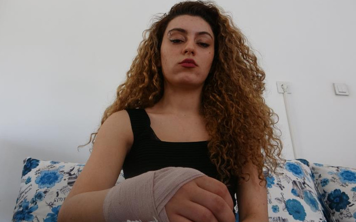 Diyarbakır'da yolda yürüyen genç kız kıyafeti nedeniyle saldırıya uğradı