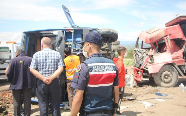 Samsun'da vahim kaza! Cezaevi aracı kamyonetle çarpıştı: 5'i asker 10 yaralı