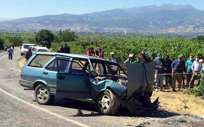 Manisa'da otomobiller kafa kafa çarpıştı; karı-koca hayatlarını kaybetti