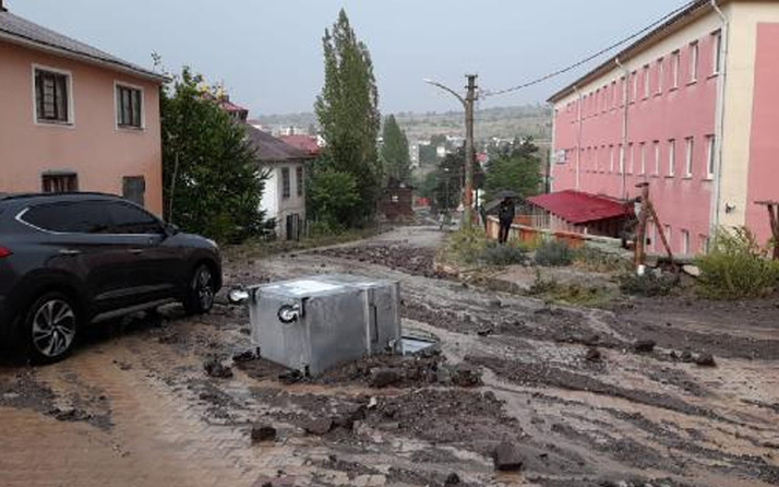 Giresun'da etkili sağanak sonrası dere taştı: Yollar çamurla kaplandı