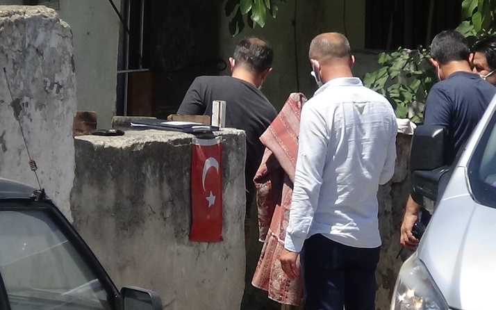 İzmir'de eve gelen yakınları hayatının şokunu yaşadı