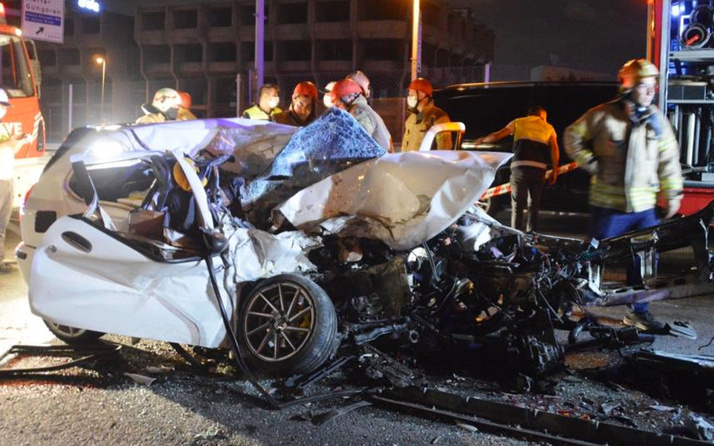 Zeytinburnu E-5’te korkunç kaza arabanın motoru fırladı 1 ölü 1 yaralı