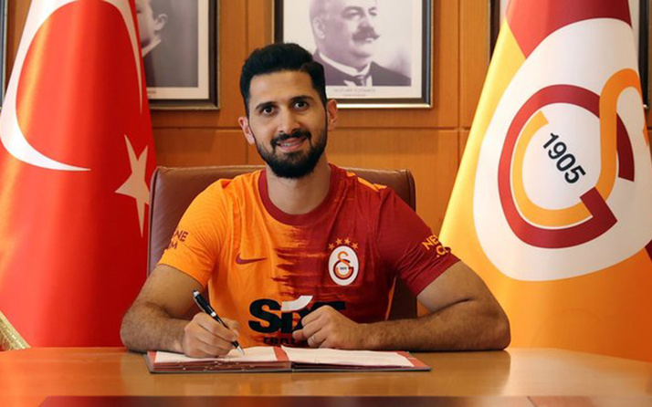 Galatasaray'da beklenen imza geldi! Emre Akbaba 2023'e kadar Cimbom'da