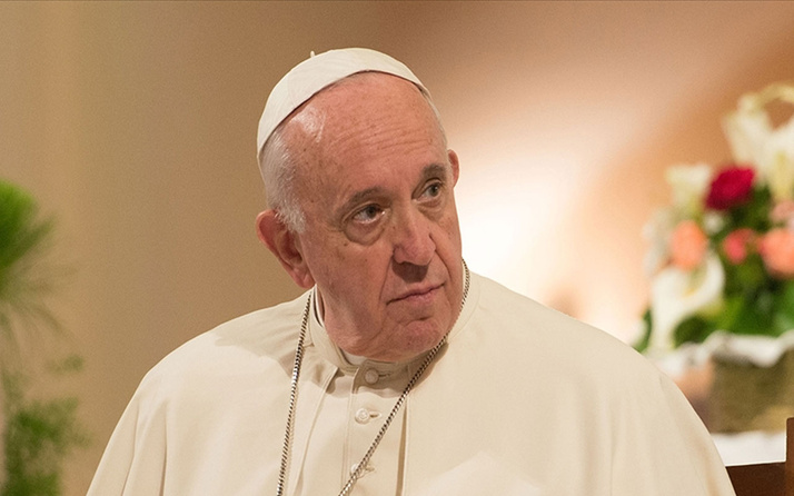Papa Francis'ten eşcinsel çocuğu olan ailelere uyarı