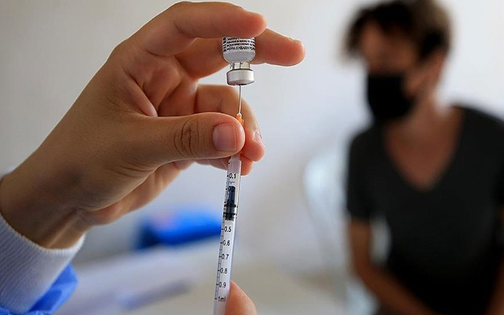 İngiliz uzmanlar koronavirüs aşılarına karşı uyardı: Takviye doz ölümleri arttırır