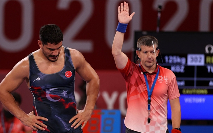 Milli güreşçi Taha Akgül Moğol rakibini yenerek bronz madalyanın sahibi oldu