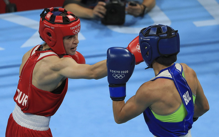 2020 Tokyo Olimpiyat Oyunları'nda boksta Buse Naz Çakıroğlu gümüş madalya kazandı