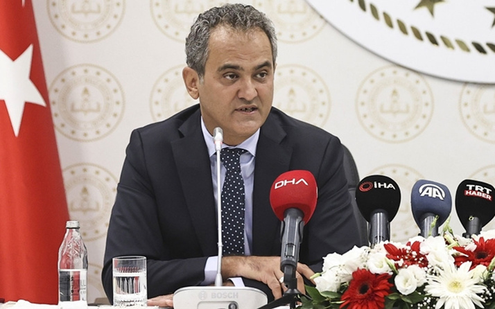 Milli Eğitim Bakanı Mahmut Özer kendisini tebrik etmek isteyenlere fidan bağışı çağrısı yaptı