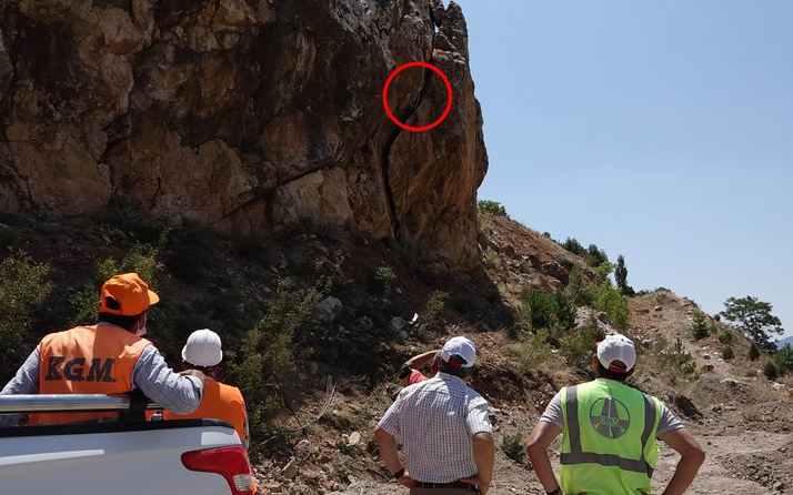 Burdur'da son çare yastık oldu! 150 tonluk kayanın içine konuldu