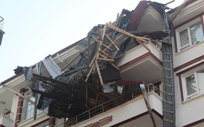Ankara'da fırtınada 3 binanın çatısı uçtu