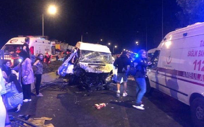İzmir'de zincirleme kaza! 6 otomobil birbirine girdi: 1'i ağır 11 yaralı var