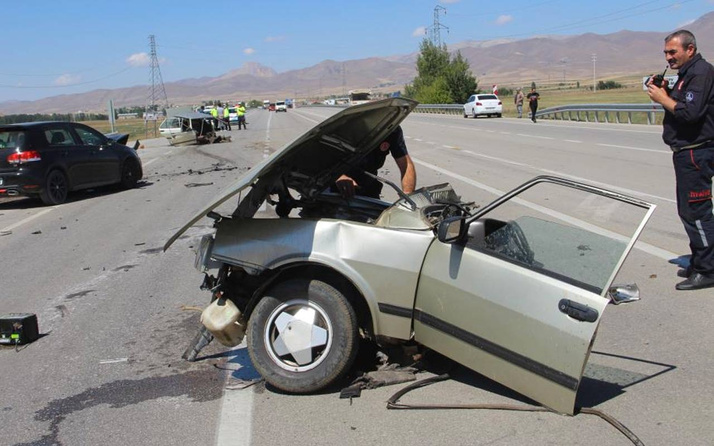 Erzurum’da feci kaza araç ikiye bölündü ön kısmı 20 metre sürüklendi