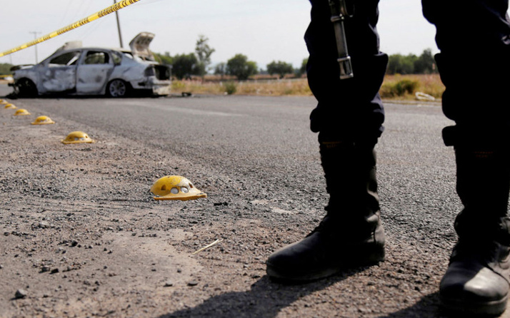 Meksika'da iki rakip çete saatlerce çatıştı 20 kişi öldü