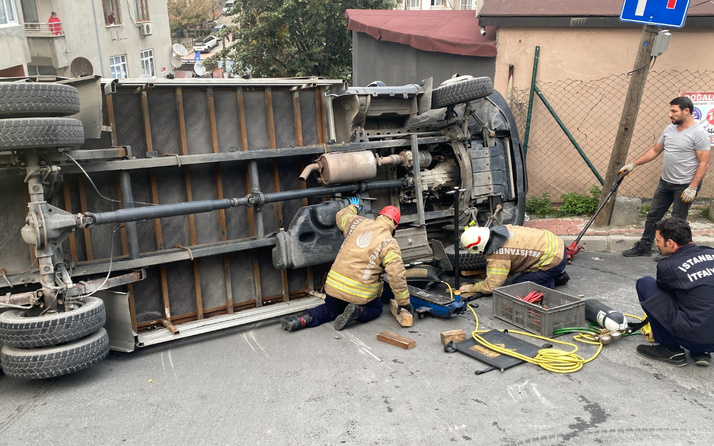 İstanbul'da kamyonet virajı alamayınca yan yattı! Can pazarı yaşandı