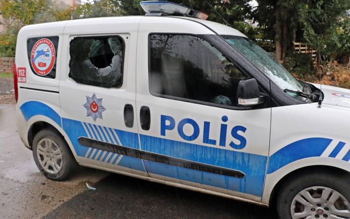 Antalya'da polise zorluk çıkardı! Taşla ekip otosuna saldırdı