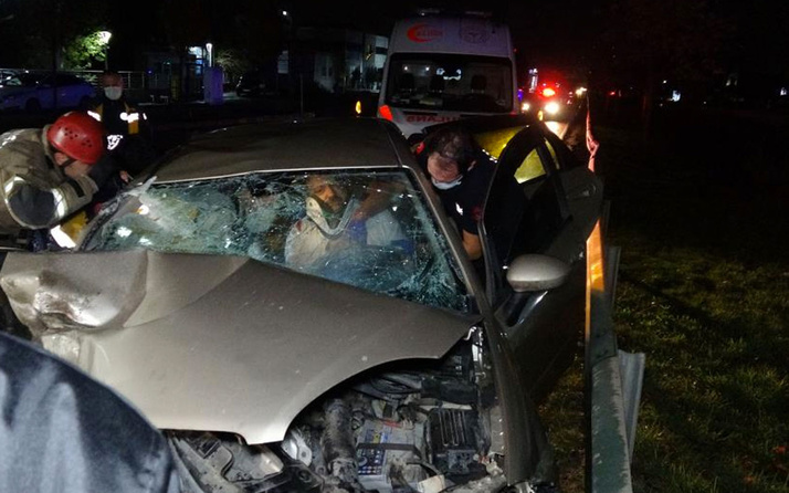 Bursa'da otomobil tıra arkadan çarptı sıkışmalı kazada araçta can pazarı yaşandı