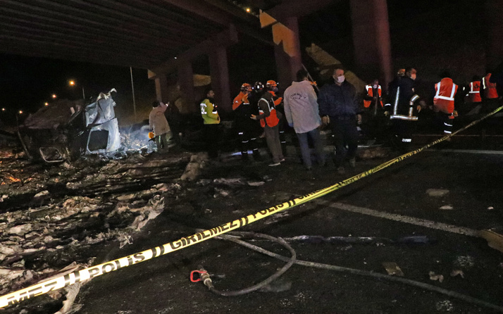Niğde Adana otoyolunda köprüden düşerek alev alan TIR'daki 2 kişi öldü