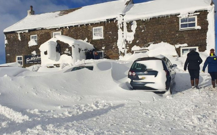 İngiltere'de kar fırtınası nedeniyle 61 kişi, üç gündür bir pubda mahsur