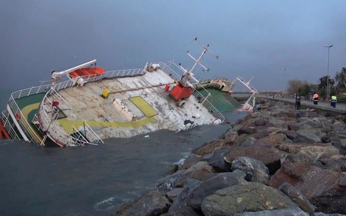 İstanbul Maltepe'de fırtınada yan yatan geminin akıbeti gün ağarınca ortaya çıktı