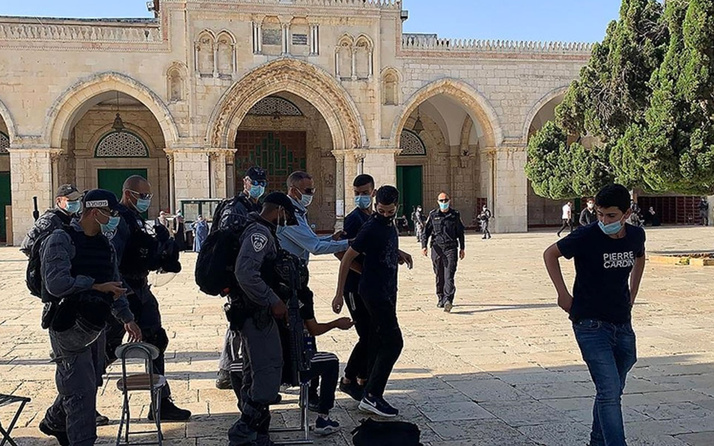 İsrail polisinin korumasındaki 150 fanatik Yahudi Mescid-i Aksa'ya baskın düzenledi