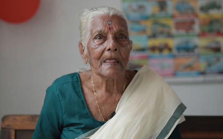 Hindistan’da 104 yaşındaki kadın okuma yazma öğrendi