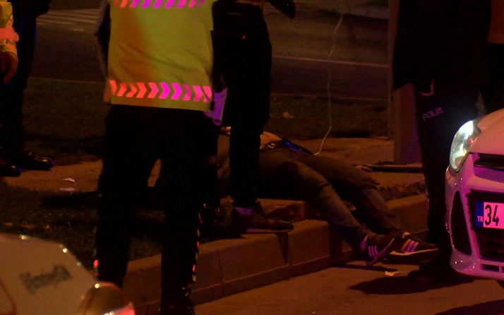 Beyoğlu'nda otomobile silahlı saldırı: 2 ağır yaralı