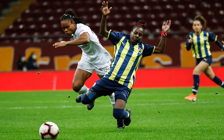 Kadın futbol maçında Fenerbahçe'den Galatasaray'a fark