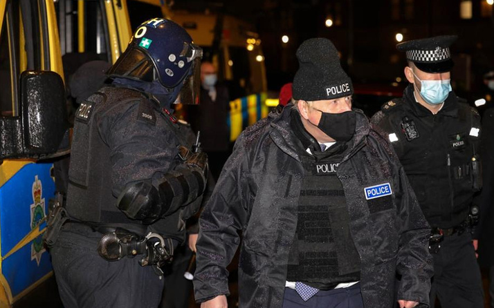 İngiltere Başbakanı polis kılığında denetime çıktı: sürekli hapse koyamayız