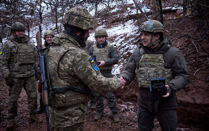 Zelenskiy Ukrayna Silahlı Kuvvetler Günü'nde Donbas cephesini ziyaret etti