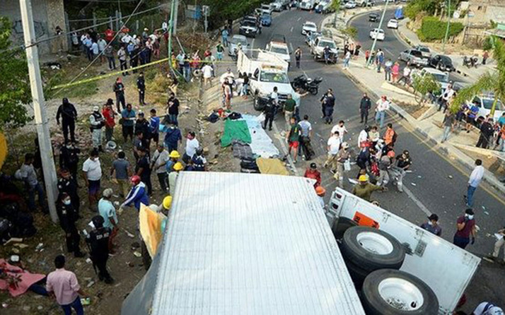 Meksika'da katliam gibi kaza! Kaçak göçmen taşıyan tır takla attı en az 53 kişi ölü