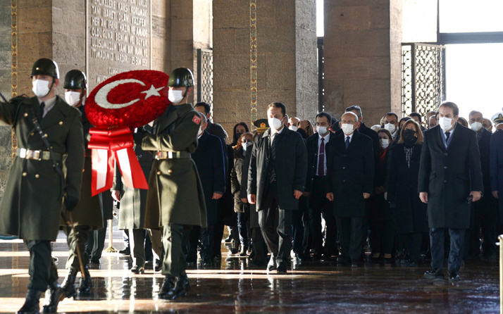 CHP heyeti ölüm yıl dönümünde İsmet İnönü'yü anmak üzere Anıtkabir'de