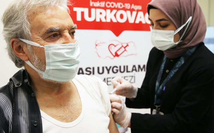 Turkovac'a ilgi büyük! Şehir hastanelerinde aşı yaptırmak için sıraya girdiler