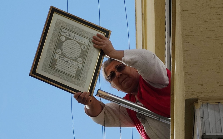 Antalya'da ilginç anlar! Yangın çıkan binanın penceresinde elindeki ayetli tabloyla dua etti