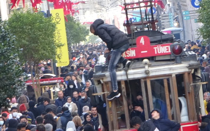 İstanbul Taksim'de yürekler ağza geldi! 600 watt elektriğe rağmen aldırış etmedi