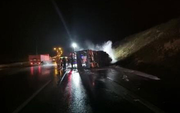 İstanbul'da feci kaza! Otoyolda devrilen kamyonun sürücüsü yanarak öldü