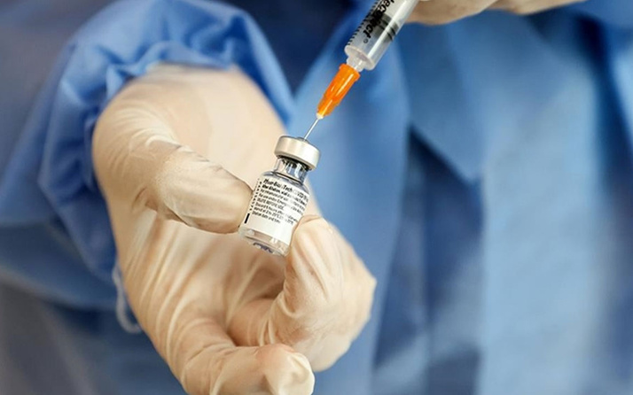 Pfizer'ın CEO'su yeni aşı için tarih verdi! "Kısıtlamaya gidilen son dalga olacak"