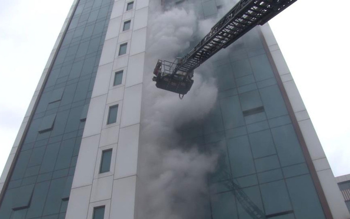 Ataşehir’de 18 katlı binanın dış cephesi yandı