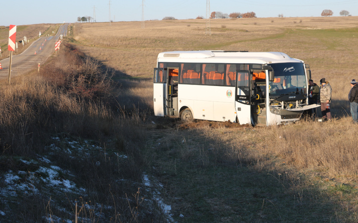 Edirne'de yolcu otobüsü tarlaya uçtu: Yaralılar var