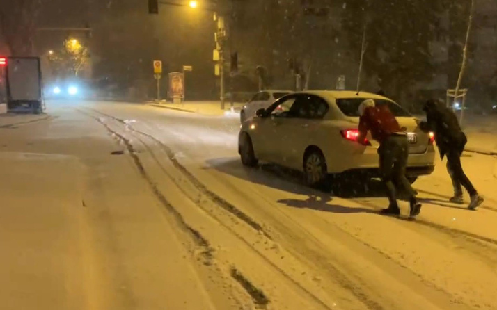 İstanbul'da aralıklarla yağan kar hayatı olumsuz etkiledi ara yollar karla kaplandı