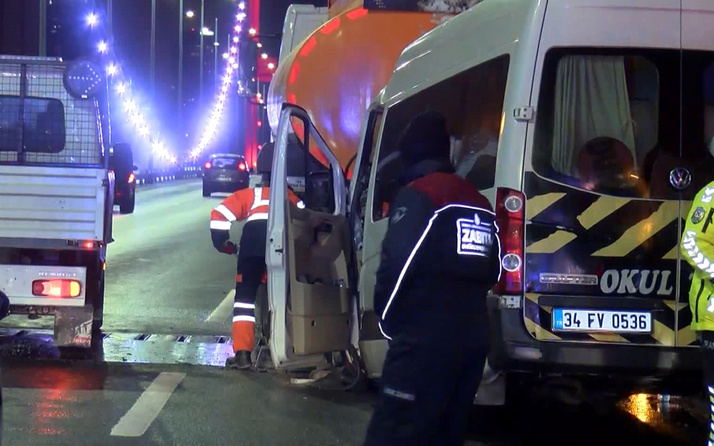 FSM Köprüsü'nde servis minibüsü, tuzlama aracına çarptı: 1 ölü