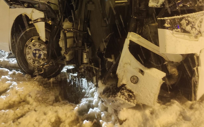 Amasya - Merzifon'da yolcu otobüsü bariyerlere çarptı: 30 yaralı