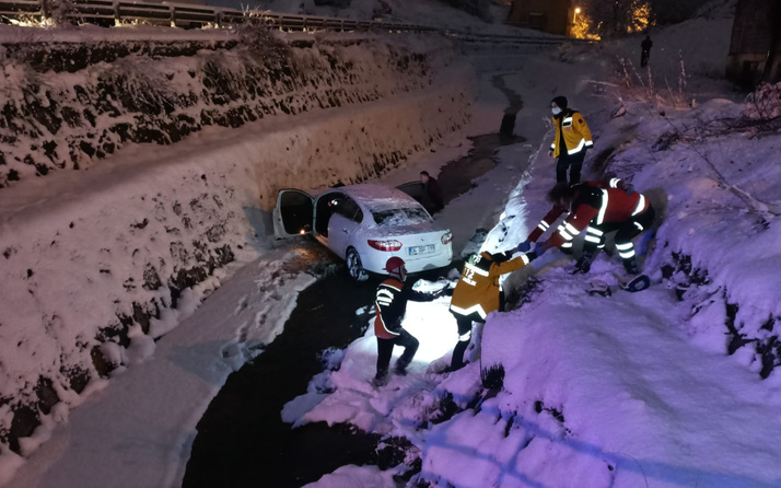 İstanbul'da buzlanan yolda 50 metre kayan araç dereye uçtu! Baba oğul hastanelik oldu