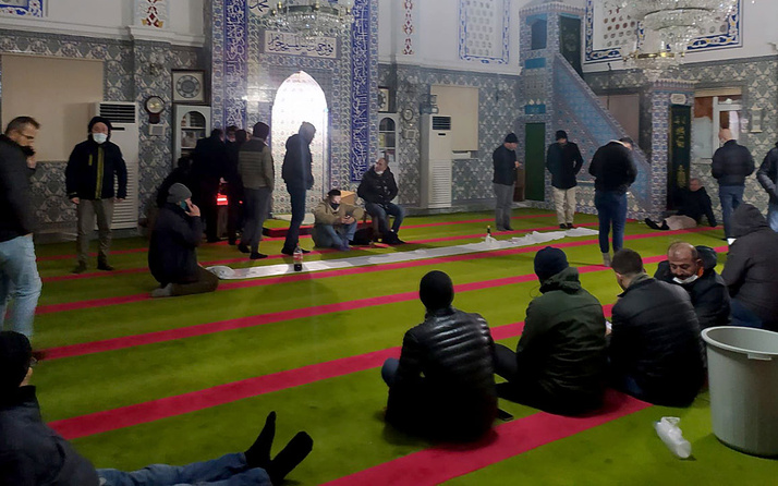İstanbul'da yollarda mahsur kalan vatandaşlar camilerde misafir ediliyor