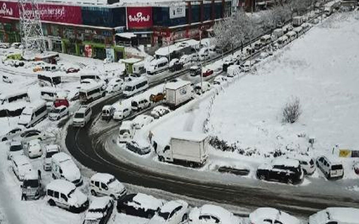 İstanbul'da yoğun kar yağışı hayatı felç etti! Haramidere terk edilen araçlarla doldu